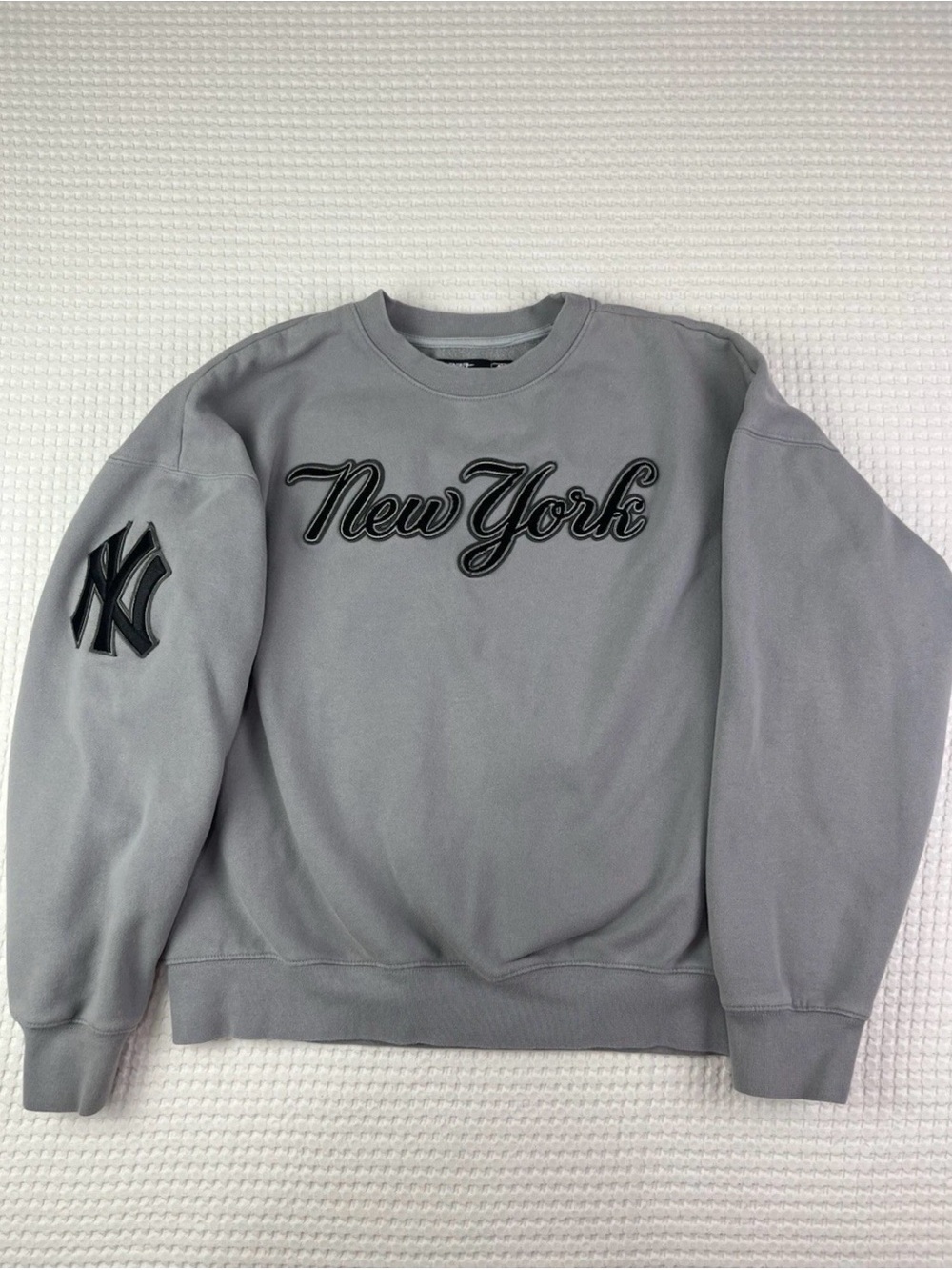 NY Yankees Pro Standard Embroidered Logo Gray Men's Crew Sweatshirt - Size Large